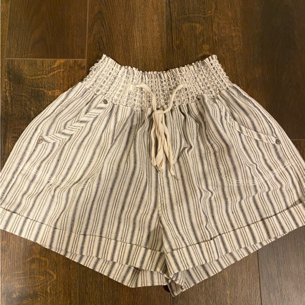 White/grey high waisted shorts